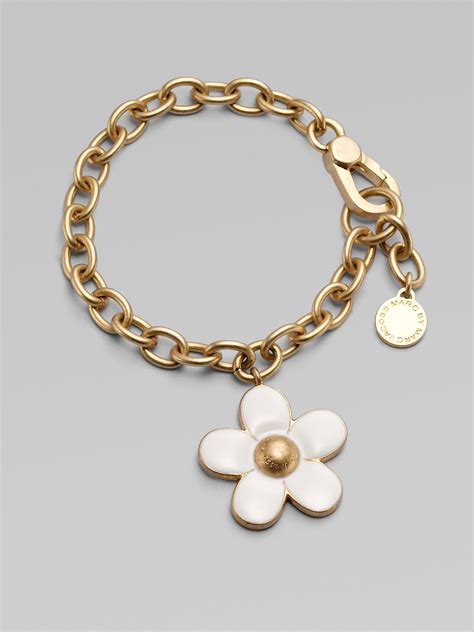 marc jacobs daisy charm bracelet.